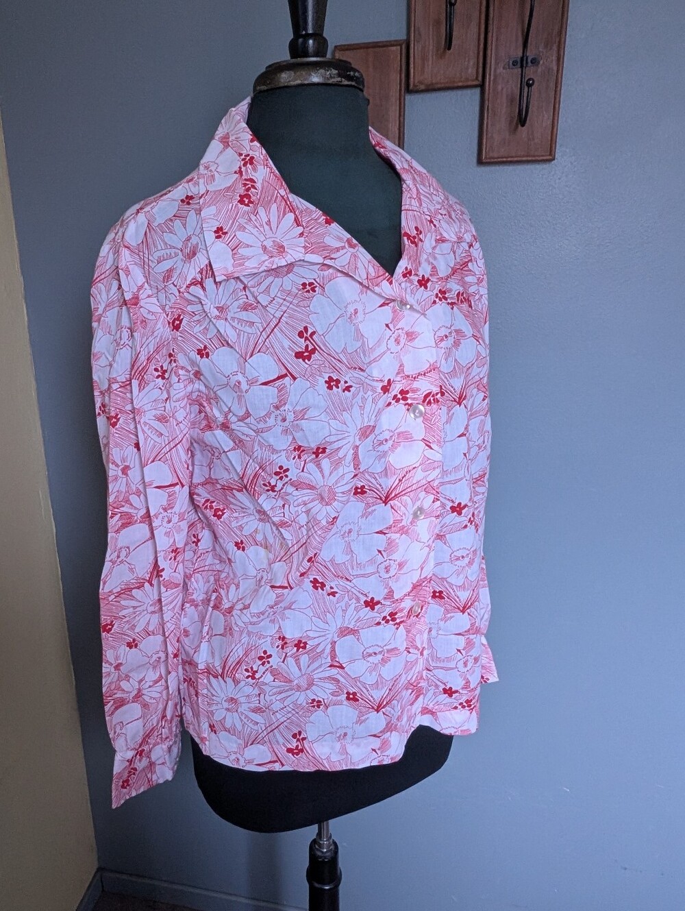Vintage 70s Women's Red Floral Button-Up Top